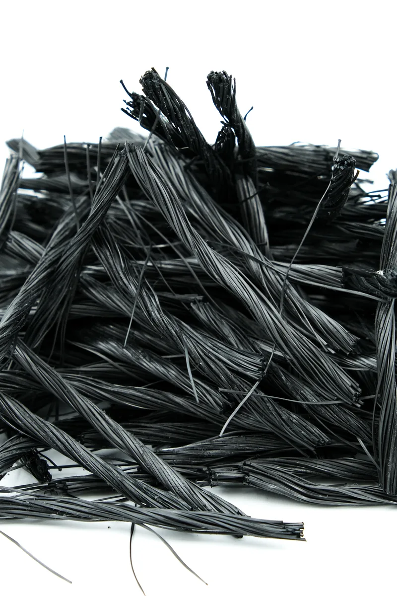 Macrotwist Fiber makro sentetik fiber donatı liflerinin yakın çekim görünümü